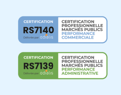 Deux badges de certification ODIALIS en marchés publics : RS7140 « Performance commerciale » en bleu et RS7139 « Performance administrative » en vert.